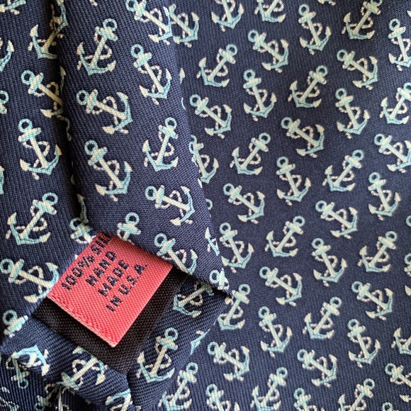 Vineyard Vines Necktie 100% Silk - Picture 2 of 3